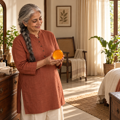Illustrative lifestyle photograph of an adult presenting the amber HADAKI bar